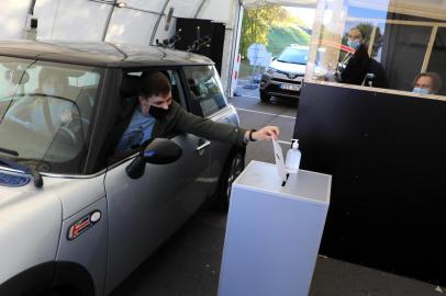  A voter casts his ballot from a car during an early vote, four days ahead of the parliamentary elections at a drive-in polling station in Vilnius, Lithuania on October 7, 2020. (Photo by PETRAS MALUKAS / AFP)Editoria: POLLocal: VilniusIndexador: PETRAS MALUKASSecao: electionFonte: AFPFotógrafo: STR<!-- NICAID(14610983) -->