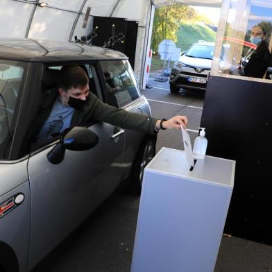  A voter casts his ballot from a car during an early vote, four days ahead of the parliamentary elections at a drive-in polling station in Vilnius, Lithuania on October 7, 2020. (Photo by PETRAS MALUKAS / AFP)Editoria: POLLocal: VilniusIndexador: PETRAS MALUKASSecao: electionFonte: AFPFotógrafo: STR<!-- NICAID(14610983) -->