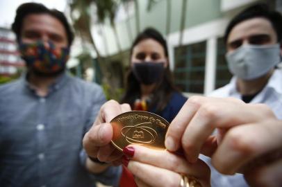  PORTO ALEGRE, RS, BRASIL, 07-10-2020:  Os irmãos EDUARDO RIGON ZIMMER, 35, MARCELO RIGON ZIMMER, 31 (de camisa branca), e KARINE RIGON ZIMMER, 40, todos farmacêuticos, foram premiados em diferentes edições do Prêmio Capes de Tese, do Ministério da Educação. Marcelo é o mais recente, um dos vencedores na edição 2020. Karine ganhou menção honrosa em 2013, e Eduardo venceu em uma das categorias principais (assim como Marcelo) em 2016 (FOTO FÉLIX ZUCCO/AGÊNCIA RBS, Editoria de SuaVida).<!-- NICAID(14611398) -->