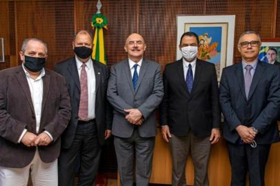 Na foto: Pró-Reitor Jotz, Dep. Moreira, Ministro Ribeiro, Reitor Carlos André e Pró-Reitor Viégas<!-- NICAID(14611414) -->