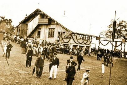  A primeira Oktoberfest no Brasil foi feita pela Sogipa em 1911.<!-- NICAID(14611090) -->