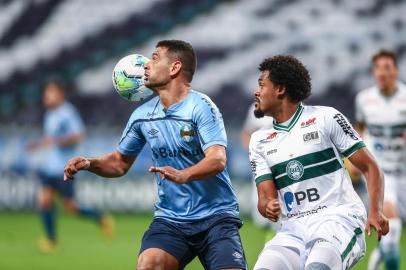 Gremio x CoritibaRS - FUTEBOL/CAMPEONATO BRASILEIRO 2020 /GREMIO X CORITIBA - ESPORTES - Lance da partida entre Gremio e Coritiba disputada na noite deste quarta-feira, na Arena do Gremio, em partida valida pela Campeonato Brasileiro 2020. FOTO: LUCAS UEBEL/GREMIO FBPAEditoria: SPOLocal: Porto AlegreIndexador: Lucas UebelSecao: futebolFonte: Gremio.netFotógrafo: Gremio x Coritiba<!-- NICAID(14611837) -->