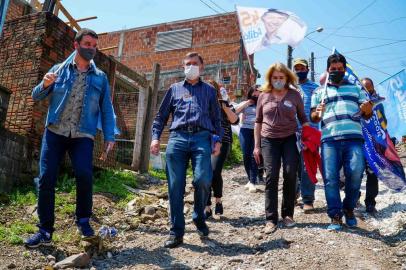 Adiló Didomenico e Paula Ioris (PSDB) fazem caminhada nos bairros nos bairros Monte Carmelo e Esplanada<!-- NICAID(14611155) -->