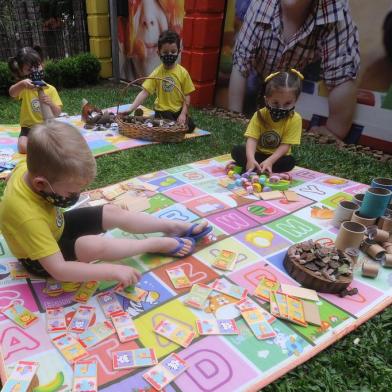  CAXIAS DO SUL, RS, BRASIL, 07/10/2020 - Depois de um mês escolinhas servem de termômetro para retorno de demais níveis de ensino em Caxias. Na foto: crianças brincam na Escola Infantil Xodó da Vovó. Os pequenos mantém distanciamento físico, usam máscara e tem caixas individuais de brinquedos. (Marcelo Casagrande/Agência RBS)<!-- NICAID(14611248) -->