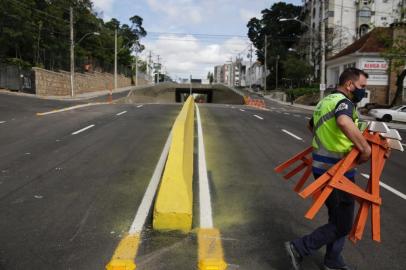  PORTO ALEGRE, RS, BRASIL, 08-10-2020: Liberação do trânsito na trincheira da avenida Cristóvão Colombo. (Foto: Mateus Bruxel / Agência RBS)Indexador: Mateus Bruxel<!-- NICAID(14611987) -->