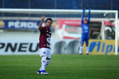 CAXIAS DO SUL, RS, BRASIL, 02/02/2020. SER Caxias x Brasil-Pel, jogo válido pela quarta rodada do Campeonato Gaúcho (Gauchão 2020), Taça Cel. Ewaldo Poeta. Relizado no estádio Centenário. Comemoração do gol do Caxias marcado pelo lateral Ivan, em cobrança de falta. (Porthus Junior/Agência RBS)<!-- NICAID(14406458) -->