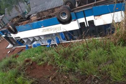 Ônibus capota, cai em barranco de 15 metros e deixa 10 feridos em Passo Fundo<!-- NICAID(14612502) -->