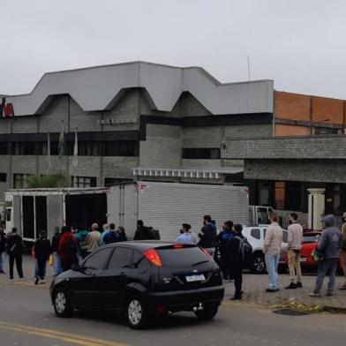  No dia do evento online em comemoração aos seus 25 anos, a empresa Hyva do Brasil, com duas unidades em Caxias do Sul, ficou paralisada na manhã desta quinta-feira (8). O Sindicato dos Metalúrgicos bloqueou a entrada dos funcionários da empresa ao ambiente de trabalho.<!-- NICAID(14612561) -->