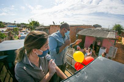 Decidida a aumentar o número de moradias e regularizar áreas já habitadas em Porto Alegre caso eleita, a candidata a prefeita Fernanda Melchionna (PSOL) tem visitado ocupações em suas atividades de campanha. Nesta quinta-feira (8), Melchionna esteve em três comunidades do bairro Rubem Berta, na Zona Norte. 