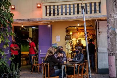  PORTO ALEGRE, RS, BRASIL - 08.10.2020 - O bar Ocidente anunciou, nesta quarta-feira (7), que retornou às atividades. Devido às restrições impostas pela pandemia, a tradicional casa noturna reabriu como pub. (Foto: Marco Favero/Agencia RBS)<!-- NICAID(14612699) -->