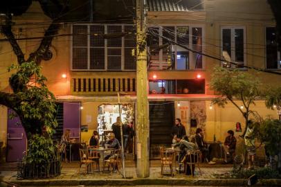  PORTO ALEGRE, RS, BRASIL - 08.10.2020 - O bar Ocidente anunciou, nesta quarta-feira (7), que retornou às atividades. Devido às restrições impostas pela pandemia, a tradicional casa noturna reabriu como pub. (Foto: Marco Favero/Agencia RBS)<!-- NICAID(14612688) -->