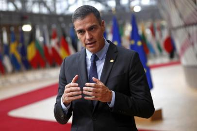 Spains Prime Minister Pedro Sanchez speaks on camera as he arrives  for a European Union (EU) summit at the European Council Building in Brussels on October 1, 2020. - European leaders are meeting to tackle disputes that threaten their huge coronavirus recovery package and weaken their ability to respond to crises on their borders with Turkey and Belarus. The first night of the extraordinary two-day European Union summit will be dominated by the blocs tricky ties with Ankara, which is embroiled in a dangerous maritime stand-off with Greece and Cyprus. But the leaders will reluctantly be forced to address an internal argument about tying access to EU funds to a member states support for the rule of law -- an idea fiercely opposed by Hungary. (Photo by Francisco Seco / POOL / AFP)<!-- NICAID(14613095) -->