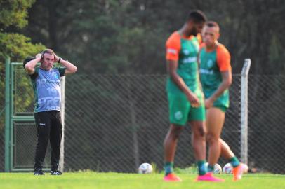  CAXIAS DO SUL, RS, BRASIL, 01/10/2020. Treino do Juventude no CT. O Juventude está disputando a série B do Campeonato Brasileiro 2020. Na foto, técnico Pintado. (Porthus Junior/Agência RBS)Indexador:                                 <!-- NICAID(14606986) -->