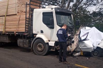 Um homem de 34 anos morreu em um acidente de trânsito na RS-239, em Taquara, na manhã desta sexta-feira (9). Ele era o motorista de um Fiat Uno com placas de Rolante que bateu de frente em um caminhão.O acidente ocorreu na altura do quilômetro 60 por volta das 10h30min. Equipes do Samu, dos bombeiros e do Batalhão Rodoviário da Brigada Militar estão no local. A perícia é aguardada.