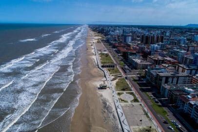  CAPÃO DA CANOA, RS, BRASIL - 06.10.2020 - Litoral se prepara para a temporada de veraneio em meio a pandemia do novo coronavírus. Na foto, obras na orla de Capão da Canoa. (Foto: Marco Favero/Agencia RBS)<!-- NICAID(14611298) -->