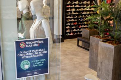  TRAMANDAÍ, RS, BRASIL - 06.10.2020 - Litoral se prepara para a temporada de veraneio em meio a pandemia do novo coronavírus. Na foto, cartaz indica campanha de conscientização no comércio<!-- NICAID(14611544) -->