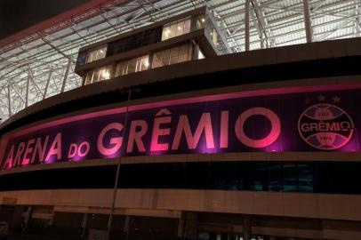  A Arena do Grêmio deixa de lado a tradicional cor azul por uma causa importante: o Outubro Rosa. A casa do Tricolor Gaúcho já está iluminada pela cor desde o início o mês e segue dessa forma até o dia 18 de outubro, aderindo à campanha de conscientização sobre o câncer de mama, junto ao IMAMA - Instituto da Mama do Rio Grande do Sul. A ação mundial, durante o mês, tem o objetivo de compartilhar informações sobre o câncer de mama, incentivar o autoexame e contribuir para a redução da mortalidade.<!-- NICAID(14613574) -->