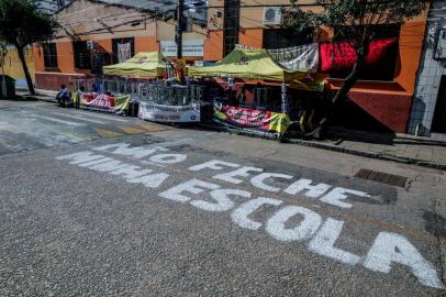  PORTO ALEGRE, RS, BRASIL - 09/10/2020Governo fecha Escola Rio Grande do Sul. Temos uma briga entre comunidade escolar porque a Seduc vai fechar esta escola, mas parece que não seguiu os trâmites.<!-- NICAID(14613484) -->