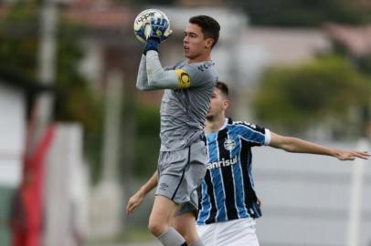 Brenno, goleiro do grupo de transição do Grêmio, no jogo-treino contra o Próspera, de Santa Catarina