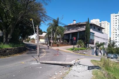 Acidente ocorreu na Rua Matteo Gianella, no bairro Santa Catarina.