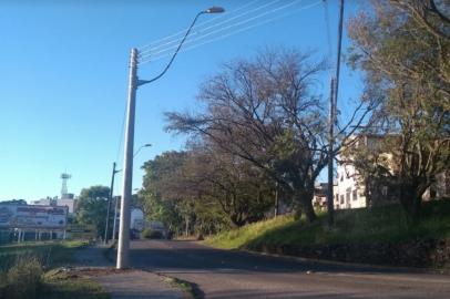 Poste novo é colocado na Rua Matteo Gianella, em frente ao Museu Casa de Pedra, após colisão que deixou parte do poste anterior caído na via.<!-- NICAID(14613969) -->