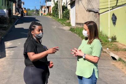 Neste domingo (11), Juliana Brizola, candidata à prefeitura de Porto Alegre, visitou a comunidade do bairro Campo Novo, na zona sul de Porto Alegre, onde conversou com a presidente da associação de moradores do bairro, Débora Cristina da Silva. <!-- NICAID(14614106) -->