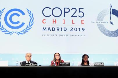  Chiles Minister of Environment and COP25 president Carolina Schmidt (C) attends the closing plenary session of the UN Climate Change Conference COP25 at the IFEMA - Feria de Madrid exhibition centre, in Madrid, on December 15, 2019. - A marathon UN climate summit wrapped up with little to show, squeezing hard-earned compromises from countries over the global warming battle plan but falling well short of what science says is needed to tackle the emergency. (Photo by OSCAR DEL POZO / AFP)Editoria: SCILocal: MadridIndexador: OSCAR DEL POZOSecao: weather scienceFonte: AFPFotógrafo: STR<!-- NICAID(14359522) -->