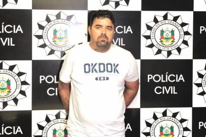 A Polícia Civil prendeu nesta sexta-feira, na praia de Matinhos, na cidade de Caiobá, no litoral paranaense, um dos bandidos mais procurados do Rio Grande do Su, o Queimadol. Gustavo da Silva Deporte foi transferido de helicóptero para Porto Alegre na tarde de hoje. Agentes do Deic já monitoravam ações dele há cerca de 7 meses. apuração.<!-- NICAID(13181335) -->