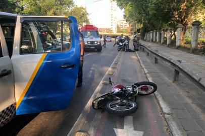 Motoqueiro se envolveu em acidente em Porto Alegre 