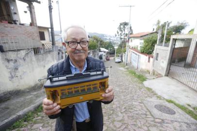  PORTO ALEGRE, RS, BRASIL,13/10/2020- Ex condutor de bondes, João Francisco da Silva Bittencourte, 85 ano, relembra histórias deste meio transporte na Capital. Foto: Lauro Alves / Agencia RBS<!-- NICAID(14615056) -->