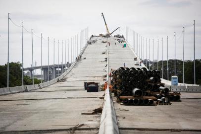  PORTO ALEGRE, RS, BRASIL, 09-10-2020: Postes de iluminacao. Obras de construcao da nova ponte do Guaiba. (Foto: Mateus Bruxel / Agencia RBS)Indexador: Mateus Bruxel<!-- NICAID(14614568) -->