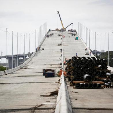  PORTO ALEGRE, RS, BRASIL, 09-10-2020: Postes de iluminacao. Obras de construcao da nova ponte do Guaiba. (Foto: Mateus Bruxel / Agencia RBS)Indexador: Mateus Bruxel<!-- NICAID(14614568) -->