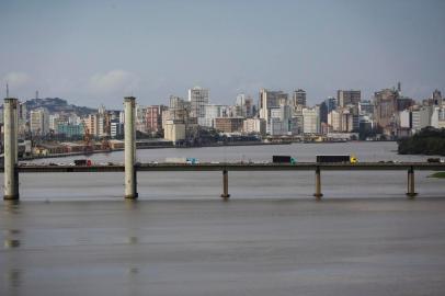  PORTO ALEGRE, RS, BRASIL, 09-10-2020: Vista da antiga ponte com vao movel. Obras de construcao da nova ponte do Guaiba. (Foto: Mateus Bruxel / Agencia RBS)Indexador: Mateus Bruxel<!-- NICAID(14614545) -->