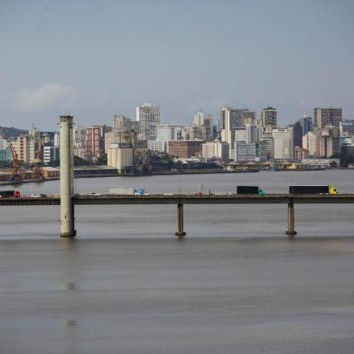  PORTO ALEGRE, RS, BRASIL, 09-10-2020: Vista da antiga ponte com vao movel. Obras de construcao da nova ponte do Guaiba. (Foto: Mateus Bruxel / Agencia RBS)Indexador: Mateus Bruxel<!-- NICAID(14614545) -->