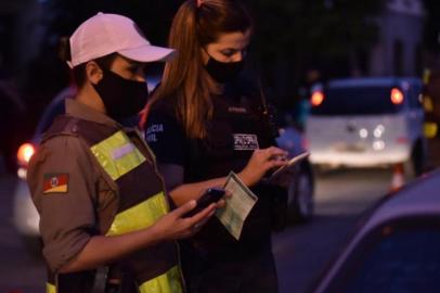 Policiais fazendo barreiras contra roubo de veículos <!-- NICAID(14615111) -->