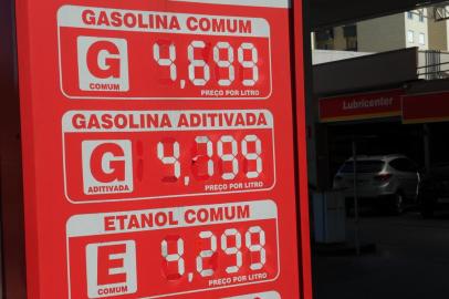  CAXIAS DO SUL, RS, BRASIL (13/10/2020)Aumento do preço da gasolina nos postos de Caxias  do Sul. POsto 11, Rodoil. (Antonio Valiente/Agência RBS)<!-- NICAID(14615081) -->