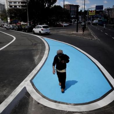  PORTO ALEGRE, RS, BRASIL, 13-10-2020: Pinturas no chão em locais com intensa circulação de pedestres e usuários de transporte coletivo em trecho da avenida da Azenha entre as Praças Piratini e Princesa Isabel. A Empresa Pública de Transporte e Circulação (EPTC) iniciou a fase de implantação da sinalização do novo trecho de faixa exclusiva para o transporte público nesse local. (Foto: Mateus Bruxel / Agência RBS)Indexador: Mateus Bruxel<!-- NICAID(14615141) -->