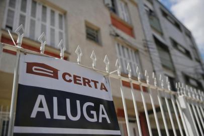  PORTO ALEGRE, RS, BRASIL, 13-10-2020: Cartazes em imóveis para alugar. Matéria sobre renegociação de contratos de aluguel. (Foto: Mateus Bruxel / Agência RBS)Indexador: Mateus Bruxel<!-- NICAID(14615161) -->