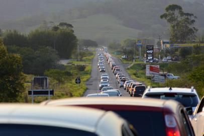 Trânsito intenso até a Estrada do Mar em função das obras que ocorrem nos túneis. Registro por volta das 16h de segunda-feira (12)<!-- NICAID(14615009) -->