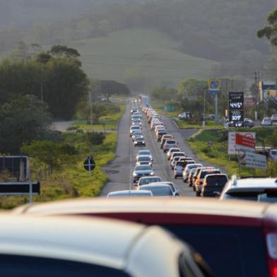 Trânsito intenso até a Estrada do Mar em função das obras que ocorrem nos túneis. Registro por volta das 16h de segunda-feira (12)<!-- NICAID(14615009) -->