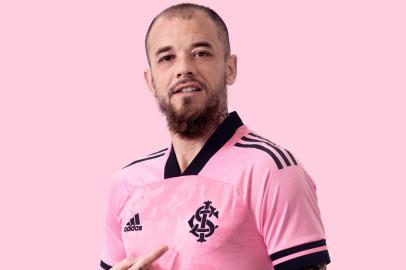 Inspirada pelo movimento Outubro Rosa, a Adidas apresenta camisa rosa comemorativa do Inter. Na foto, D'Alessandro<!-- NICAID(14615166) -->