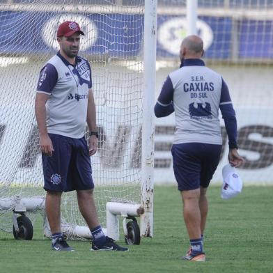  CAXIAS DO SUL, RS, BRASIL (12/03/2020)Treino do SER caxias no Estádio Centenário. Na foto, técnico Lacerda. (Antonio Valiente/Agência RBS)Indexador: ANTONIO VALIENTE / AGENCIA RBS  <!-- NICAID(14449134) -->