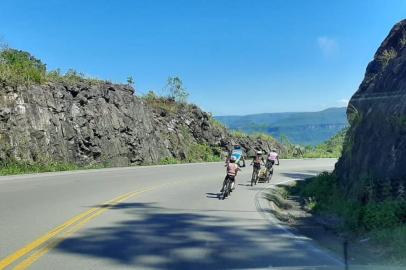 Os pais Lígia Margot Bentamcor, 36 anos, e Fabiano Pellizzari, 40, realizaram o sonho da pequena Lívia, 6, neste final de semana. Junto com os irmãos, Heitor, 2, e Larissa, 12, eles pedalaram por cerca de 15 horas de Caxias do Sul até Torres, neste domingo (12).<!-- NICAID(14615211) -->