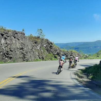 Os pais Lígia Margot Bentamcor, 36 anos, e Fabiano Pellizzari, 40, realizaram o sonho da pequena Lívia, 6, neste final de semana. Junto com os irmãos, Heitor, 2, e Larissa, 12, eles pedalaram por cerca de 15 horas de Caxias do Sul até Torres, neste domingo (12).<!-- NICAID(14615211) -->