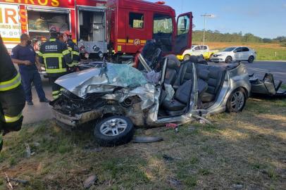  Acidente na RS-118, no trevo de acesso a Alvorada. colisão envolvendo caminhão e Ford Focus, que ficou completamente destruído.<!-- NICAID(14615354) -->