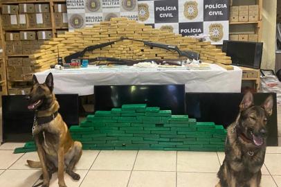 A cooperação entre agentes da Brigada Militar (BM) e Polícia Civil resultou na apreensão de 200 quilos de maconha em Caxias do Sul no início da tarde desta terça-feira (13). A droga estava escondida em uma chácara na localidade de Parada Cristal. Três pessoas foram presas em flagrante.<!-- NICAID(14615382) -->