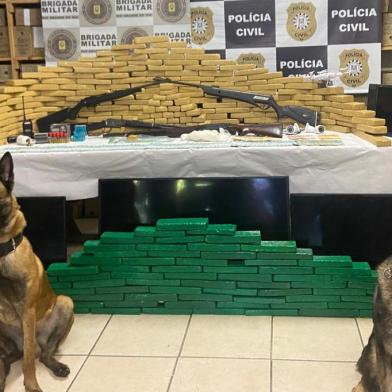 A cooperação entre agentes da Brigada Militar (BM) e Polícia Civil resultou na apreensão de 200 quilos de maconha em Caxias do Sul no início da tarde desta terça-feira (13). A droga estava escondida em uma chácara na localidade de Parada Cristal. Três pessoas foram presas em flagrante.<!-- NICAID(14615382) -->