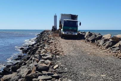 Obras nos molhes de Torres