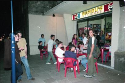   Bambus Bar e Restaurante, no ano 2000Movimento de jovens da Avenida Independência.-#ENVELOPE: 274891<!-- NICAID(14615578) -->