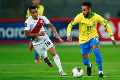  Brazils Neymar (R) is marked by Perus Yoshimar Yotun during their 2022 FIFA World Cup South American qualifier football match at the National Stadium in Lima, on October 13, 2020, amid the COVID-19 novel coronavirus pandemic. (Photo by Daniel APUY / POOL / AFP)Editoria: SPOLocal: LimaIndexador: DANIEL APUYSecao: soccerFonte: POOLFotógrafo: STR<!-- NICAID(14615677) -->